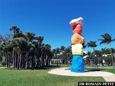 Sculpture Miami Mountain par Ugo Rondinone