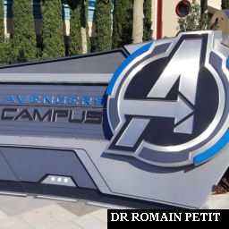 Logo Avengers Campus à l'entrée de la zone
