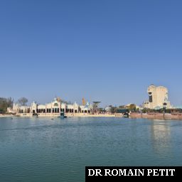 The Regal View Restaurant & Lounge avec sa vue sur le lac Adventure Bay, et The Hollywood Tower Hotel par Romain Petit
