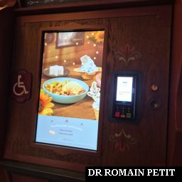 Borne de commande du fast food Nordic Crowns Tavern par Romain Petit