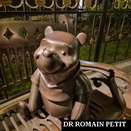 Statue de Winnie the Pooh dans le jardin anglais le long de Adventure Way par Romain Petit