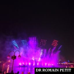 Fontaines, pyrotechnies et drones du spectacle nocturne Disney Cascade of Lights par Romain Petit