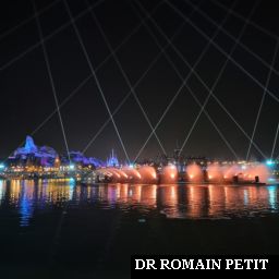 Fin du spectacle nocturne Disney Cascade of Lights avec World of Frozen en fond par Romain Petit