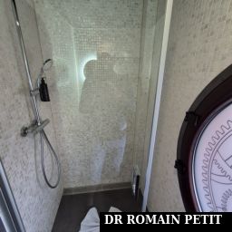 Douche dans la chambre cabine de l'hôtel Charles Lindberg
