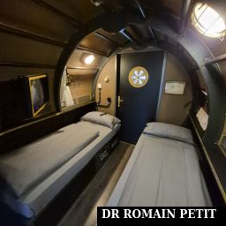 Chambre cabine de l'hôtel Charles Lindberg avec la porte qui mène à l'extérieur