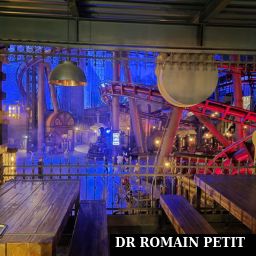 Tables en terrasse du restaurant Uhrwerk avec vue sur Rookburgh et l'attraction F.L.Y.