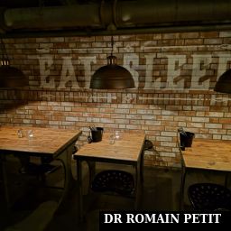 Tables du restaurant Uhrwerk avec la devise 