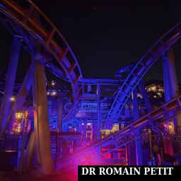 Rails de l'attraction F.L.Y. à Rookburgh de nuit
