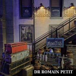 Décorations à Rookburgh de nuit, avec l'escalier privé derrière qui mène à l'hôtel Charles Lindberg