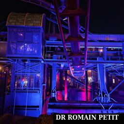 Rails de l'attraction F.L.Y. à Rookburgh de nuit