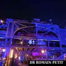Locomotive au-dessus de l'attraction F.L.Y. à Rookburgh de nuit