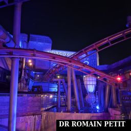 Rails de l'attraction F.L.Y. à Rookburgh de nuit