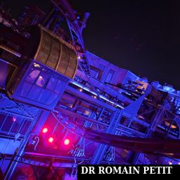 Rails de l'attraction F.L.Y. à Rookburgh de nuit
