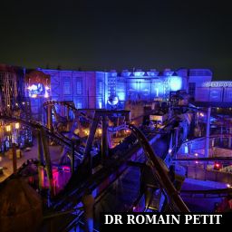 Vue de l'attraction F.L.Y. depuis le haut de l'hôtel Charles Lindberg de nuit