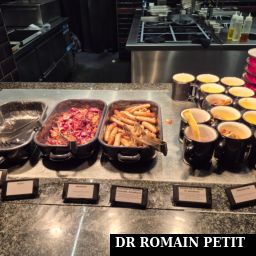Mets du petit déjeuner du restaurant Uhrwerk