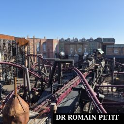 Vue de l'attraction F.L.Y. depuis le haut de l'hôtel Charles Lindberg de jour