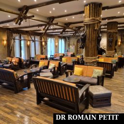 Salle du bar de l'hôtel Matamba