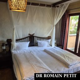 Lit principal dans la chambre de l'hôtel Matamba