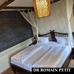 Lit principal dans la chambre de l'hôtel Matamba