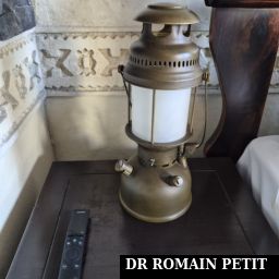 Lampe de chevet dans la chambre de l'hôtel Matamba