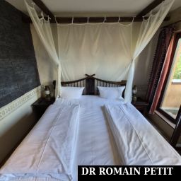 Lit principal dans la chambre de l'hôtel Matamba