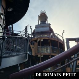 Escalier privatif qui mène à l'hôtel Charles Lindberg, avec en haut le point de vue sur tout Rookburgh