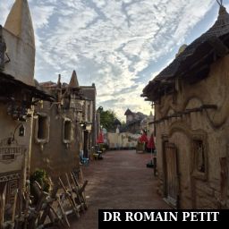 Ruelle près de l'attraction Black Mamba