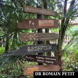 Indications dans le jardin de l'hôtel Matamba