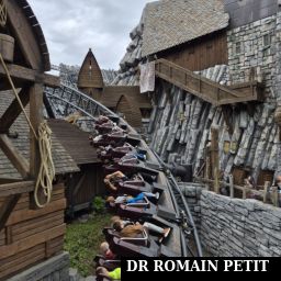 Véhicule de l'attraction Taron