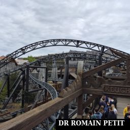 Rails et véhicule de l'attraction Taron