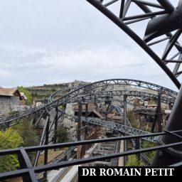 Rails et véhicule de l'attraction Taron
