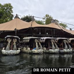 Véhicules en stationnement au quai d'embarquement de l'attraction Wakobato