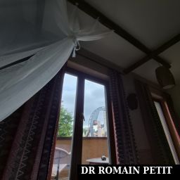 Vue de l'attraction Black Mamba depuis le lit principal de la chambre de l'hôtel Matamba par Romain Petit
