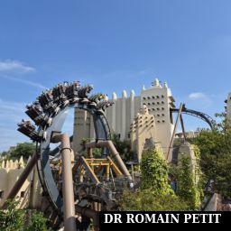 Vue de l'attraction Black Mamba depuis le balcon de la chambre de l'hôtel Matamba par Romain Petit