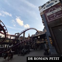Rails de l'attraction F.L.Y. et entrée diurne du restaurant Uhrwerk par Romain Petit