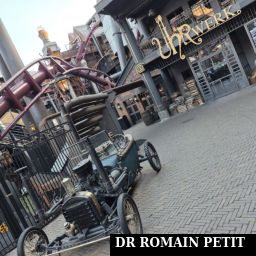 Véhicule et entrée diurne du restaurant Uhrwerk