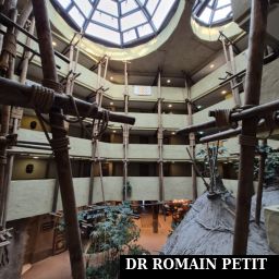 Intérieur de l'hôtel Matamba avec ses différents étages par Romain Petit