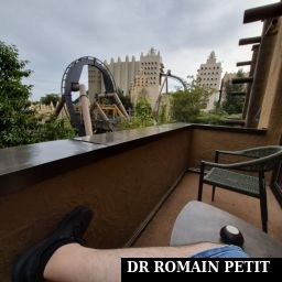 Vue de l'attraction Black Mamba depuis le balcon de la chambre de l'hôtel Matamba par Romain Petit
