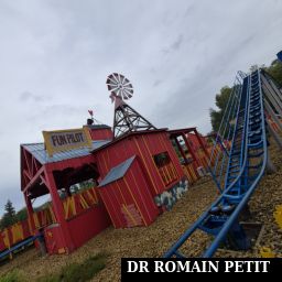 Quai d'embarquement et lift de l'attraction Fun Pilot par Romain Petit
