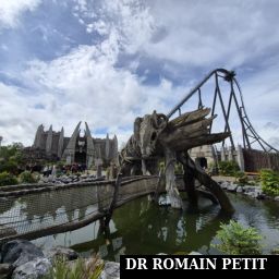 Décoration devant l'attraction Kondaa par Romain Petit