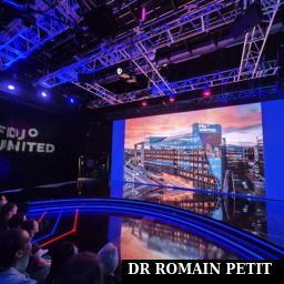 Diffusion d'un vidéo de présentation de FDJ United sur l'écran du plateau avec gradins