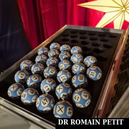 Malette avec des boules de répétition du loto marquées d'une croix