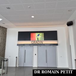 Portes qui mènent aux gradins