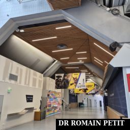Couloir qui fait le tour complet de la salle