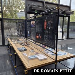 Présentation de différents objets liés à une sélection d'artistes qui se sont produit à l'Accor Arena