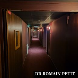 Couloir qui mène aux loges dans la zone VIP