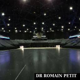Panoramique de l'intérieur de la salle