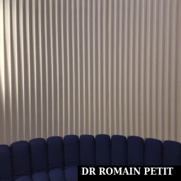 Intérieur de la loge artiste, pièce dont le mur rappelle le design des 4 colonnes