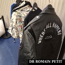 Vêtements exposés dans la loge artiste