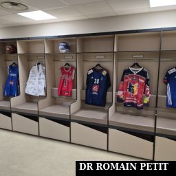 Maillots de différents sports pratiqués à l'Accor Arena dans un des vestiaire sportif